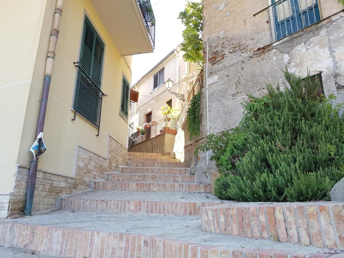 Casa Tranquilla E Luminosa Con Terrazzo A Due Passi Dal Mare Apartment Brolo Exterior photo